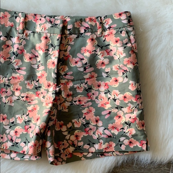 White House Black Market | floral the 5” short - Picture 3 of 13